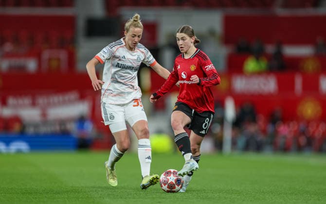 GBR, Manchester, Manchester United, ManU vs Bayern München, Women s Champions League, Fussball, UEFA, Spielzeit 2025 2026, Old Trafford, Viertelfinale, Hinspiel im Bild v.l.: Carolin Simon (Bayern München 30), Jess Park (Manchester United 8), Zweikampf DFB DFL REGULATIONS PROHIBIT ANY USE OF PHOTOGRAPHS AS IMAGE SEQUENCES AND OR QUASI-VIDEO, 25.03.2026 Copyright: HMBxMedia HendrikxHamelau