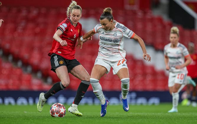 GBR, Manchester, Manchester United, ManU vs Bayern München, Women s Champions League, Fussball, UEFA, Spielzeit 2025 2026, Old Trafford, Viertelfinale, Hinspiel im Bild v.l.: Millie Turner (Manchester United Frauen 21), Arianna Caruso (Bayern München 27), Zweikampf DFB DFL REGULATIONS PROHIBIT ANY USE OF PHOTOGRAPHS AS IMAGE SEQUENCES AND OR QUASI-VIDEO, 25.03.2026 Copyright: HMBxMedia HendrikxHamelau