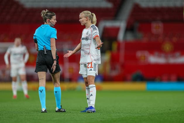 iGBR, Manchester, Manchester United, ManU vs Bayern München, Women s Champions League, Fussball, UEFA, Spielzeit 2025 2026, Old Trafford, Viertelfinale, Hinspiel im Bild v.l.: Rivera Olatz (Schiedsrichterin Spanien) im Gespräch mit Pernille Harder (Bayern München 21) DFB DFL REGULATIONS PROHIBIT ANY USE OF PHOTOGRAPHS AS IMAGE SEQUENCES AND OR QUASI-VIDEO, 25.03.2026 Copyright: HMBxMedia HendrikxHamelau
