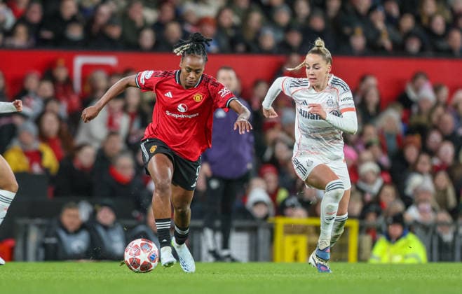 GBR, Manchester, Manchester United, ManU vs Bayern München, Women s Champions League, Fussball, UEFA, Spielzeit 2025 2026, Old Trafford, Viertelfinale, Hinspiel im Bild v.l.: Melvine Malard (Manchester United), Giulia Gwinn (Bayern München 7) DFB DFL REGULATIONS PROHIBIT ANY USE OF PHOTOGRAPHS AS IMAGE SEQUENCES AND OR QUASI-VIDEO, 25.03.2026 Copyright: HMBxMedia HendrikxHamelau