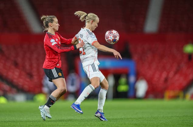 GBR, Manchester, Manchester United, ManU vs Bayern München, Women s Champions League, Fussball, UEFA, Spielzeit 2025 2026, Old Trafford, Viertelfinale, Hinspiel im Bild v.l.: Julia Zigotti (Manchester United Frauen 18), Pernille Harder (Bayern München 21), Zweikampf DFB DFL REGULATIONS PROHIBIT ANY USE OF PHOTOGRAPHS AS IMAGE SEQUENCES AND OR QUASI-VIDEO, 25.03.2026 Copyright: HMBxMedia HendrikxHamelau