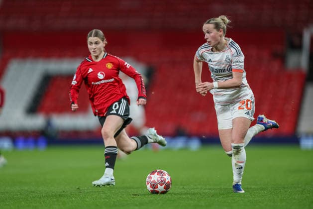 GBR, Manchester, Manchester United, ManU vs Bayern München, Women s Champions League, Fussball, UEFA, Spielzeit 2025 2026, Old Trafford, Viertelfinale, Hinspiel im Bild v.l.: Jess Park (Manchester United), Franziska Kett (Bayern München 20) DFB DFL REGULATIONS PROHIBIT ANY USE OF PHOTOGRAPHS AS IMAGE SEQUENCES AND OR QUASI-VIDEO, 25.03.2026 Copyright: HMBxMedia HendrikxHamelau