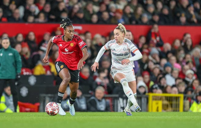 GBR, Manchester, Manchester United, ManU vs Bayern München, Women s Champions League, Fussball, UEFA, Spielzeit 2025 2026, Old Trafford, Viertelfinale, Hinspiel im Bild v.l.: Melvine Malard (Manchester United), Giulia Gwinn (Bayern München 7) DFB DFL REGULATIONS PROHIBIT ANY USE OF PHOTOGRAPHS AS IMAGE SEQUENCES AND OR QUASI-VIDEO, 25.03.2026 Copyright: HMBxMedia HendrikxHamelau