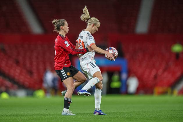 iGBR, Manchester, Manchester United, ManU vs Bayern München, Women s Champions League, Fussball, UEFA, Spielzeit 2025 2026, Old Trafford, Viertelfinale, Hinspiel im Bild v.l.: Julia Zigotti (Manchester United Frauen 18), Pernille Harder (Bayern München 21), Zweikampf DFB DFL REGULATIONS PROHIBIT ANY USE OF PHOTOGRAPHS AS IMAGE SEQUENCES AND OR QUASI-VIDEO, 25.03.2026 Copyright: HMBxMedia HendrikxHamelau