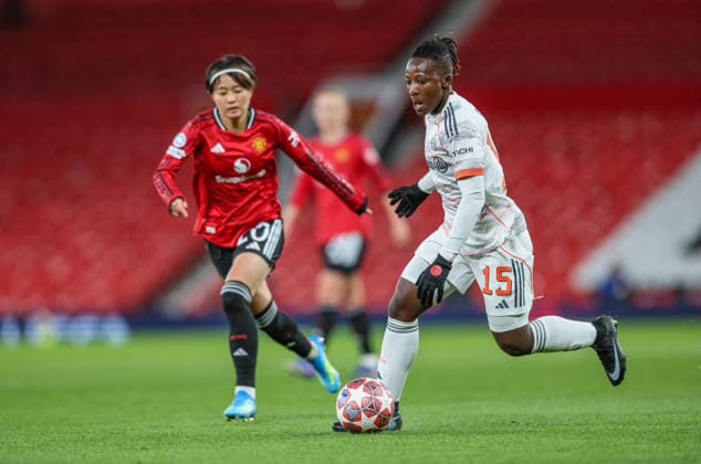 GBR, Manchester, Manchester United, ManU vs Bayern München, Women s Champions League, Fussball, UEFA, Spielzeit 2025 2026, Old Trafford, Viertelfinale, Hinspiel im Bild v.l.: Hinata Miyazawa (Manchester United Frauen 20), Bernadette Amani (FC Bayern München) DFB DFL REGULATIONS PROHIBIT ANY USE OF PHOTOGRAPHS AS IMAGE SEQUENCES AND OR QUASI-VIDEO, 25.03.2026 Copyright: HMBxMedia HendrikxHamelau