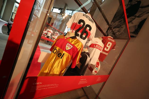 25.03.26 VfB Stuttgart Ausstellung Ein Trikot schreibt Geschichte Deutschland, Stuttgart, 25.03.2026, Fussball, Bundesliga, VfB Stuttgart, Ausstellung Ein Trikot schreibt Geschichte im Schauspiel Stuttgart: Historische Trikots im Schaukasten.