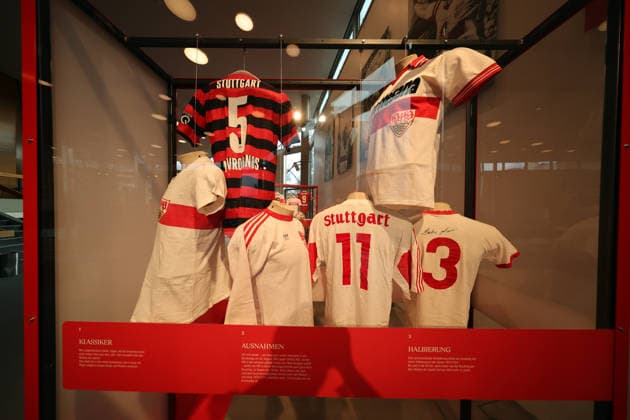 25.03.26 VfB Stuttgart Ausstellung Ein Trikot schreibt Geschichte Deutschland, Stuttgart, 25.03.2026, Fussball, Bundesliga, VfB Stuttgart, Ausstellung Ein Trikot schreibt Geschichte im Schauspiel Stuttgart: Historische Trikots im Schaukasten.