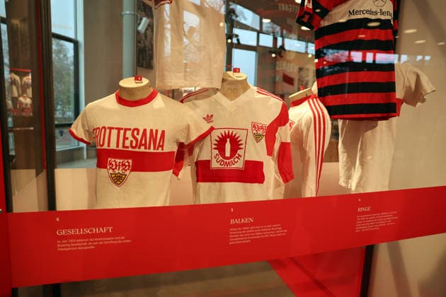 25.03.26 VfB Stuttgart Ausstellung Ein Trikot schreibt Geschichte Deutschland, Stuttgart, 25.03.2026, Fussball, Bundesliga, VfB Stuttgart, Ausstellung Ein Trikot schreibt Geschichte im Schauspiel Stuttgart: Historische Trikots im Schaukasten.