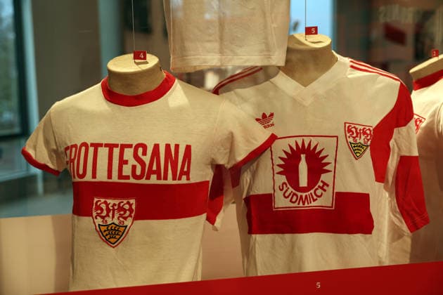 25.03.26 VfB Stuttgart Ausstellung Ein Trikot schreibt Geschichte Deutschland, Stuttgart, 25.03.2026, Fussball, Bundesliga, VfB Stuttgart, Ausstellung Ein Trikot schreibt Geschichte im Schauspiel Stuttgart: Historische Trikots im Schaukasten.
