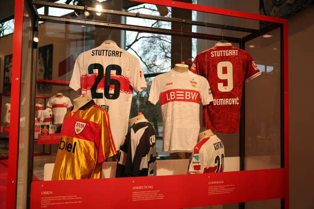 25.03.26 VfB Stuttgart Ausstellung Ein Trikot schreibt Geschichte Deutschland, Stuttgart, 25.03.2026, Fussball, Bundesliga, VfB Stuttgart, Ausstellung Ein Trikot schreibt Geschichte im Schauspiel Stuttgart: Historische Trikots im Schaukasten.