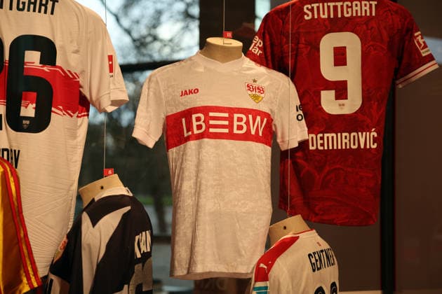 25.03.26 VfB Stuttgart Ausstellung Ein Trikot schreibt Geschichte Deutschland, Stuttgart, 25.03.2026, Fussball, Bundesliga, VfB Stuttgart, Ausstellung Ein Trikot schreibt Geschichte im Schauspiel Stuttgart: Historische Trikots im Schaukasten.
