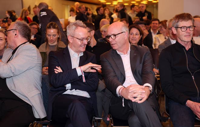 25.03.26 VfB Stuttgart Ausstellung Ein Trikot schreibt Geschichte Deutschland, Stuttgart, 25.03.2026, Fussball, Bundesliga, VfB Stuttgart, Ausstellung Ein Trikot schreibt Geschichte im Schauspiel Stuttgart: v.l. Alexander Wehrle (Vorstand VfB Stuttgart), Norwin Graf Leutrum von Ertingen (LBBW).