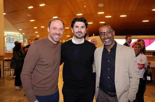 25.03.26 VfB Stuttgart Ausstellung Ein Trikot schreibt Geschichte Deutschland, Stuttgart, 25.03.2026, Fussball, Bundesliga, VfB Stuttgart, Ausstellung Ein Trikot schreibt Geschichte im Schauspiel Stuttgart: v.l. Andreas Hinkel, Serdar Tasci, Cacau.