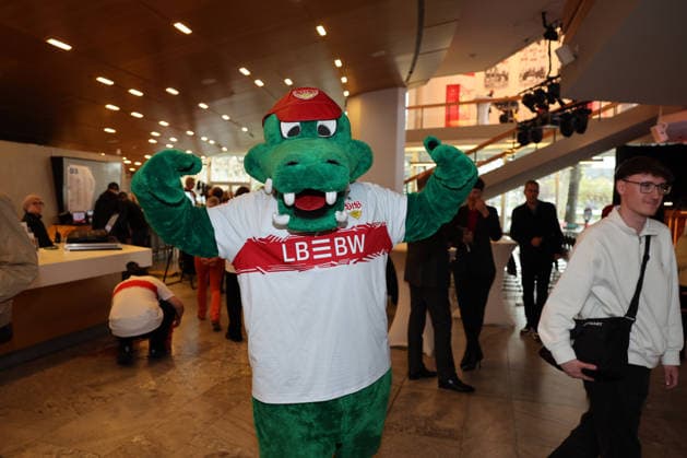 25.03.26 VfB Stuttgart Ausstellung Ein Trikot schreibt Geschichte Deutschland, Stuttgart, 25.03.2026, Fussball, Bundesliga, VfB Stuttgart, Ausstellung Ein Trikot schreibt Geschichte im Schauspiel Stuttgart: Fritzle (Maskottchen).