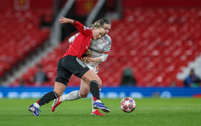 GBR, Manchester, Manchester United, ManU vs Bayern München, Women s Champions League, Fussball, UEFA, Spielzeit 2025 2026, Old Trafford, Viertelfinale, Hinspiel im Bild v.l.: Lea Schüller (Manchester United Frauen 24), Vanessa Gilles (Bayern München 2), Zweikampf DFB DFL REGULATIONS PROHIBIT ANY USE OF PHOTOGRAPHS AS IMAGE SEQUENCES AND OR QUASI-VIDEO, 25.03.2026 Copyright: HMBxMedia HendrikxHamelau