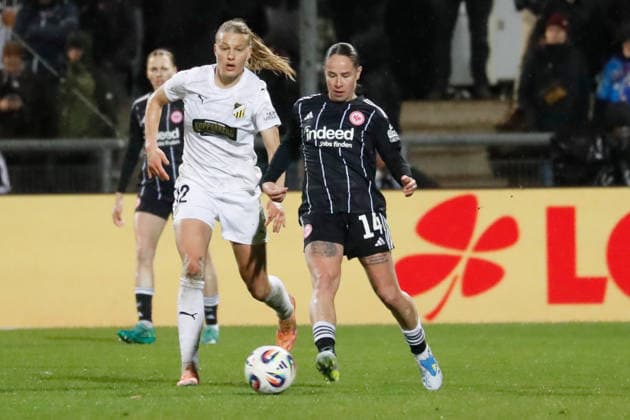 Frankfurt, Deutschland 25. März 2026: UEFA Womens Europa Cup - 2025 2026 - Halbfinale - Eintracht Frankfurt gegen BK Häcken Im Bild: v. li. im Zweikampf Stine Sandbech (BK) und Geraldine Reuteler (SGE) Stadion am Bretanobad Hessen Copyright: xFotostandx xvanxderxVeldenx