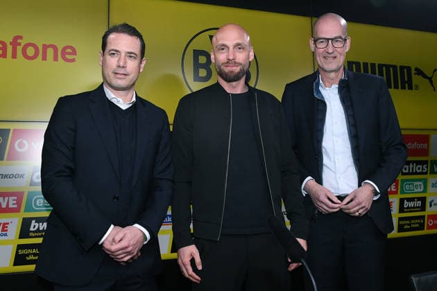 Fußball 1. Bundesliga Vorstellung von Nils-Ole Book bei Borussia Dortmund am 25.03.2026 im Signal Iduna Park in Dortmund Lars Ricken ( Geschäftsführer Dortmund ), links - Nils-Ole Book ( Sportdirektor Dortmund ), mitte - Carsten Kramer ( Sprecher der Geschäftsführung Dortmund ), rechts
