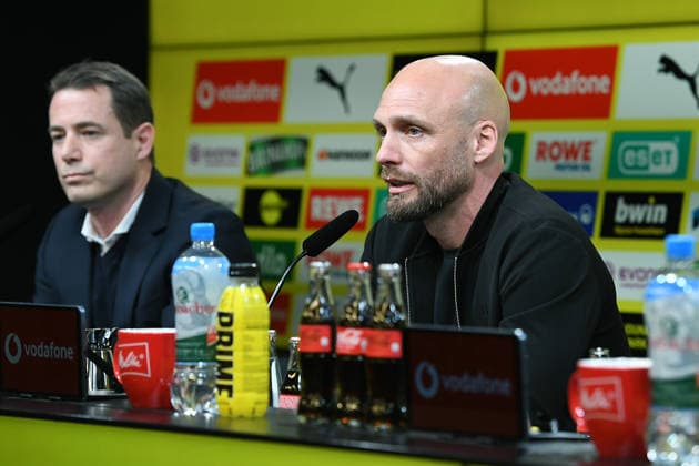 Fußball 1. Bundesliga Vorstellung von Nils-Ole Book bei Borussia Dortmund am 25.03.2026 im Signal Iduna Park in Dortmund Nils-Ole Book ( Sportdirektor Dortmund ), vorne - Lars Ricken ( Geschäftsführer Dortmund ), hinten