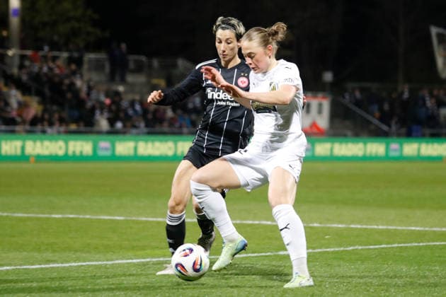 Frankfurt, Deutschland 25. März 2026: UEFA Womens Europa Cup - 2025 2026 - Halbfinale - Eintracht Frankfurt gegen BK Häcken Im Bild: v. li. im Zweikampf Sara Doorsoun (SGE) und Paulina Nyström Nystroem (BK) Stadion am Bretanobad Hessen Copyright: xFotostandx xvanxderxVeldenx