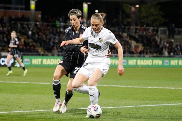 Frankfurt, Deutschland 25. März 2026: UEFA Womens Europa Cup - 2025 2026 - Halbfinale - Eintracht Frankfurt gegen BK Häcken Im Bild: v. li. im Zweikampf Sara Doorsoun (SGE) und Paulina Nyström Nystroem (BK) Stadion am Bretanobad Hessen Copyright: xFotostandx xvanxderxVeldenx