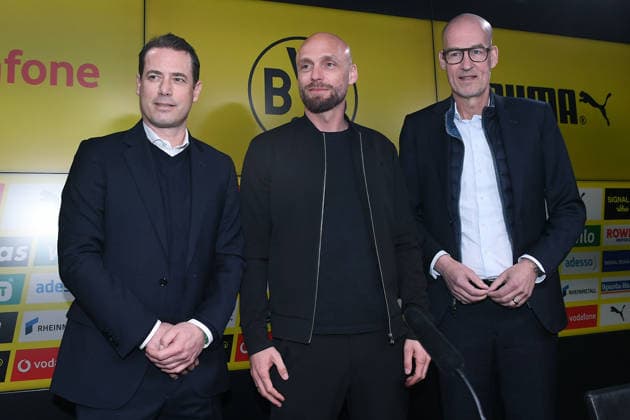 Fußball 1. Bundesliga Vorstellung von Nils-Ole Book bei Borussia Dortmund am 25.03.2026 im Signal Iduna Park in Dortmund Lars Ricken ( Geschäftsführer Dortmund ), links - Nils-Ole Book ( Sportdirektor Dortmund ), mitte - Carsten Kramer ( Sprecher der Geschäftsführung Dortmund ), rechts