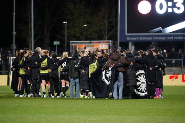 Frankfurt, Deutschland 25. März 2026: UEFA Womens Europa Cup - 2025 2026 - Halbfinale - Eintracht Frankfurt gegen BK Häcken Im Bild: Die Mannschaft von Eintracht Frankfurt steht nach dem Spiel im Kreis zusammen Stadion am Bretanobad Hessen Copyright: xFotostandx xvanxderxVeldenx