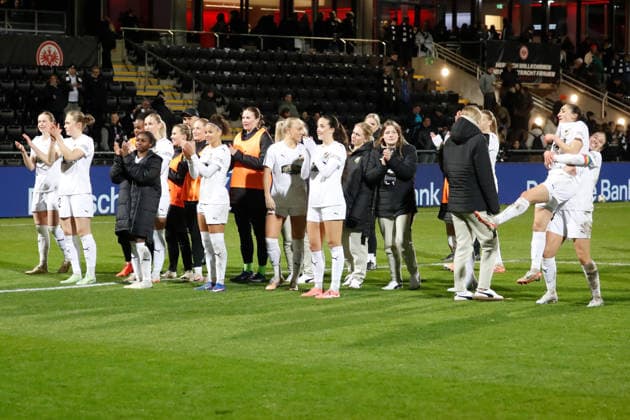 Frankfurt, Deutschland 25. März 2026: UEFA Womens Europa Cup - 2025 2026 - Halbfinale - Eintracht Frankfurt gegen BK Häcken Im Bild: Die Mannschaft von BK Häcken bedankt sich bei ihren Fans Stadion am Bretanobad Hessen Copyright: xFotostandx xvanxderxVeldenx