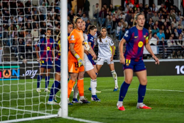 Real Madrid CF v FC Barcelona, Barca - UEFA Women s Champions League 2025 26 Quarter-finals First Leg Maelle Lakrar of Real Madrid CF (R) fights for the position against Irene Paredes of FC Barcelona (L) during a corner kick during the UEFA Women s Champions League 2025 26 Quarter-finals First Leg match between Real Madrid CF and FC Barcelona at Estadio Alfredo Di Stefano on March 25, 2026 in Madrid, Spain. Valdebebas Estadio Alfredo Di Stefano Madrid Spain Copyright: xAlbertoxGardinx AGardin_20260325_W_Champ_Rea_Mad_Bar_1143