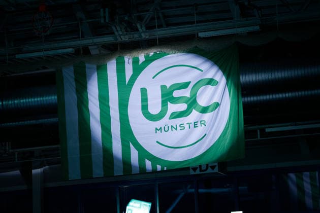 Volleyball I Frauen I Saison 2025-2026 I Bundesliga I Playoff-Viertelfinale 2 I USC Münster - Dresdner SC I 25.03.2026 Beleuchtete USC Münster Fahne während des Spiels. Münster Sporthalle Berg Fidel Nordrhein-Westfalen Deutschland Copyright: xLobeca CedricxSiefkerx