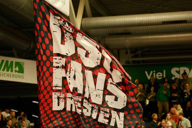 Volleyball I Frauen I Saison 2025-2026 I Bundesliga I Playoff-Viertelfinale 2 I USC Münster - Dresdner SC I 25.03.2026 Fahne vom Dresdner SC Münster Sporthalle Berg Fidel Nordrhein-Westfalen Deutschland Copyright: xLobeca CedricxSiefkerx