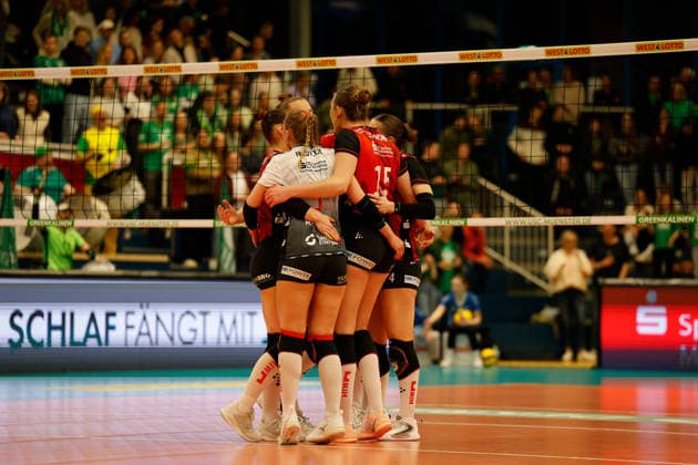 Volleyball I Frauen I Saison 2025-2026 I Bundesliga I Playoff-Viertelfinale 2 I USC Münster - Dresdner SC I 25.03.2026 Patricia Nestler (1, Dresdner SC) und Marta Kamelija Levinska (15, Dresdner SC) jubeln mit ihrem Team. Münster Sporthalle Berg Fidel Nordrhein-Westfalen Deutschland Copyright: xLobeca CedricxSiefkerx