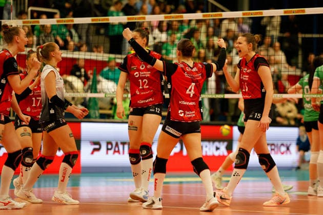 Volleyball I Frauen I Saison 2025-2026 I Bundesliga I Playoff-Viertelfinale 2 I USC Münster - Dresdner SC I 25.03.2026 Patricia Nestler (1, Dresdner SC) Mette Pfeffer (12, Dresdner SC) Emma Grome (4, Dresdner SC) Marta Kamelija Levinska (15, Dresdner SC) Jubeln nach einem Punkt mit ihrem Team und freuen sich. Münster Sporthalle Berg Fidel Nordrhein-Westfalen Deutschland Copyright: xLobeca CedricxSiefkerx