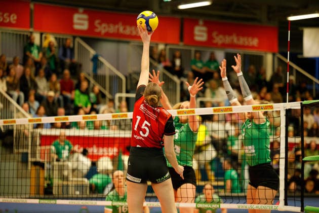 Volleyball I Frauen I Saison 2025-2026 I Bundesliga I Playoff-Viertelfinale 2 I USC Münster - Dresdner SC I 25.03.2026 Marta Kamelija Levinska (15, Dresdner SC) Spielt den Ball über das Netz zum Gegner. Münster Sporthalle Berg Fidel Nordrhein-Westfalen Deutschland Copyright: xLobeca CedricxSiefkerx