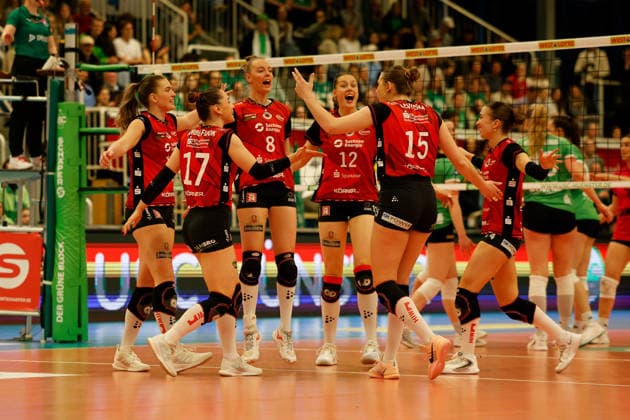 Volleyball I Frauen I Saison 2025-2026 I Bundesliga I Playoff-Viertelfinale 2 I USC Münster - Dresdner SC I 25.03.2026 Amanda Siksna (11, Dresdner SC) Lorena Lorber Fijok (17, Dresdner SC) Jette Kuipers (8, Dresdner SC) Mette Pfeffer (12, Dresdner SC) Marta Kamelija Levinska (15, Dresdner SC) Emma Grome (4, Dresdner SC) Jubeln nach einem Punkt zusammen und freuen sich. Münster Sporthalle Berg Fidel Nordrhein-Westfalen Deutschland Copyright: xLobeca CedricxSiefkerx