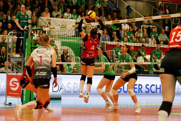 Volleyball I Frauen I Saison 2025-2026 I Bundesliga I Playoff-Viertelfinale 2 I USC Münster - Dresdner SC I 25.03.2026 Emma Grome (4, Dresdner SC) Spielt den Ball zu einer Mitspielerin. Münster Sporthalle Berg Fidel Nordrhein-Westfalen Deutschland Copyright: xLobeca CedricxSiefkerx