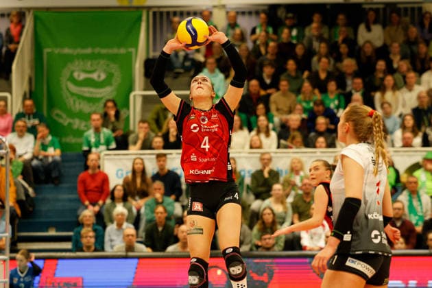 Volleyball I Frauen I Saison 2025-2026 I Bundesliga I Playoff-Viertelfinale 2 I USC Münster - Dresdner SC I 25.03.2026 Emma Grome (4, Dresdner SC) spielt den Ball zu einer Mitspielerin. Münster Sporthalle Berg Fidel Nordrhein-Westfalen Deutschland Copyright: xLobeca CedricxSiefkerx