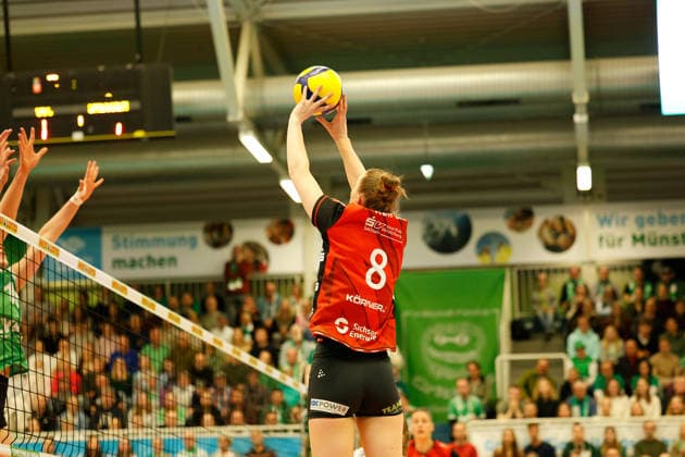 Volleyball I Frauen I Saison 2025-2026 I Bundesliga I Playoff-Viertelfinale 2 I USC Münster - Dresdner SC I 25.03.2026 Jette Kuipers (8, Dresdner SC) Spielt den Ball locker über das Netz. Münster Sporthalle Berg Fidel Nordrhein-Westfalen Deutschland Copyright: xLobeca CedricxSiefkerx
