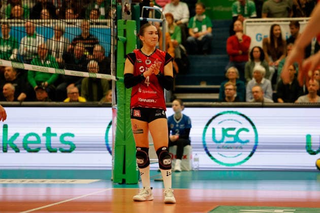 Volleyball I Frauen I Saison 2025-2026 I Bundesliga I Playoff-Viertelfinale 2 I USC Münster - Dresdner SC I 25.03.2026 Emma Grome (4, Dresdner SC) klatscht in die Hände und motiviert ihr Team für den nächsten Ballwechsel. Münster Sporthalle Berg Fidel Nordrhein-Westfalen Deutschland Copyright: xLobeca CedricxSiefkerx
