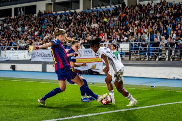 Real Madrid CF v FC Barcelona, Barca - UEFA Women s Champions League 2025 26 Quarter-finals First Leg Linda Caicedo of Real Madrid CF (R) is in action with the ball defended by Irene Paredes of FC Barcelona (L) during the UEFA Women s Champions League 2025 26 Quarter-finals First Leg match between Real Madrid CF and FC Barcelona at Estadio Alfredo Di Stefano on March 25, 2026 in Madrid, Spain. Valdebebas Estadio Alfredo Di Stefano Madrid Spain Copyright: xAlbertoxGardinx AGardin_20260325_W_Champ_Rea_Mad_Bar_1150