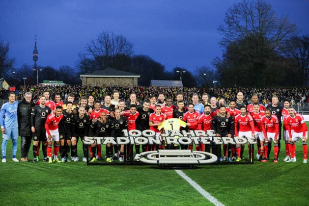 Dortmund, Deutschland: 25. März 2026 - Legendenspiel - 100 Jahre Stadion Rote Erde Im Bild: Mannschaftsfoto der Legendenspieler von Borussia Dortmund und von Benfica Lissabon vor dem Freundschaftsspiel zum 100 jährigen Jubiläum des Stadions Rote Erde *** Dortmund, Germany 25 March 2026 Legends match 100 years of the Red Earth stadium In the picture team photo of the legends players of Borussia Dortmund and Benfica Lisbon before the friendly match for the 100th anniversary of the Red Earth stadium Copyright: HMBxMedia MadeleinexFantini