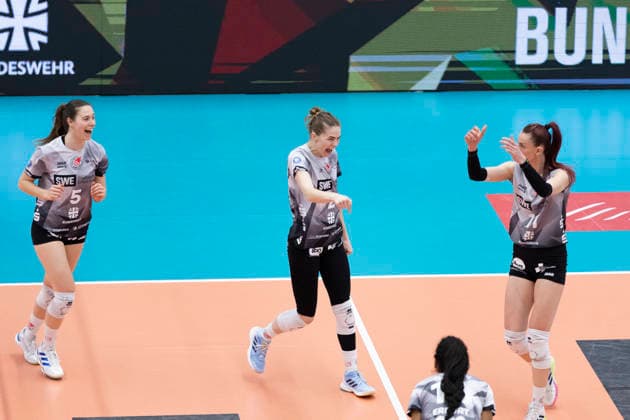 1. Volleyball Bundesliga Frauen Playoffs Viertelfinale: Schwarz-Weiss Erfurt vs. Allianz MTV Stuttgart; Erfurt; 25.03.2026 Elizabeth Sandbothe ( 2; Schwarz-Weiss Erfurt) (Bildmitte) 1. Volleyball Bundesliga Frauen Playoffs Viertelfinale: Schwarz-Weiss Erfurt vs. Allianz MTV Stuttgart; Riethsporthalle Erfurt; 25.03.2026 Copyright: xBEAUTIFULxSPORTS Duehringx