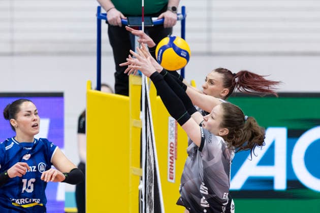 1. Volleyball Bundesliga Frauen Playoffs Viertelfinale: Schwarz-Weiss Erfurt vs. Allianz MTV Stuttgart; Erfurt; 25.03.2026 Mikala Mogensen ( 16; Allianz MTV Stuttgart) gegen Lena Linke ( 6; Schwarz-Weiss Erfurt) (vorne) und Isabel KovaÄiÄ‡ ( 11; Schwarz-Weiss Erfurt) (dahinter) 1. Volleyball Bundesliga Frauen Playoffs Viertelfinale: Schwarz-Weiss Erfurt vs. Allianz MTV Stuttgart; Riethsporthalle Erfurt; 25.03.2026 Copyright: xBEAUTIFULxSPORTS Duehringx