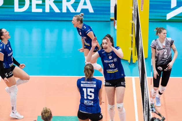 1. Volleyball Bundesliga Frauen Playoffs Viertelfinale: Schwarz-Weiss Erfurt vs. Allianz MTV Stuttgart; Erfurt; 25.03.2026 Jubel, Lucia Varela ( 12; Allianz MTV Stuttgart) mit Melani Shaffmaster ( 15; Allianz MTV Stuttgart), Antonia Stautz ( 6; Allianz MTV Stuttgart) (oben) und Mikala Mogensen ( 16; Allianz MTV Stuttgart) (links) 1. Volleyball Bundesliga Frauen Playoffs Viertelfinale: Schwarz-Weiss Erfurt vs. Allianz MTV Stuttgart; Riethsporthalle Erfurt; 25.03.2026 Copyright: xBEAUTIFULxSPORTS Duehringx