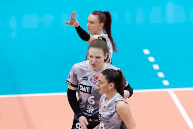 1. Volleyball Bundesliga Frauen Playoffs Viertelfinale: Schwarz-Weiss Erfurt vs. Allianz MTV Stuttgart; Erfurt; 25.03.2026 Lena Linke ( 6; Schwarz-Weiss Erfurt) (Bildmitte) und Kinga Szücs ( 10; Schwarz-Weiss Erfurt) (unten) 1. Volleyball Bundesliga Frauen Playoffs Viertelfinale: Schwarz-Weiss Erfurt vs. Allianz MTV Stuttgart; Riethsporthalle Erfurt; 25.03.2026 Copyright: xBEAUTIFULxSPORTS Duehringx