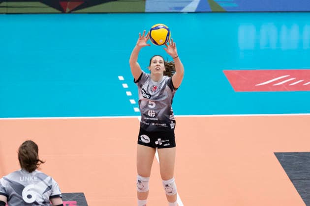 1. Volleyball Bundesliga Frauen Playoffs Viertelfinale: Schwarz-Weiss Erfurt vs. Allianz MTV Stuttgart; Erfurt; 25.03.2026 Emilie Respaut ( 5; Schwarz-Weiss Erfurt) 1. Volleyball Bundesliga Frauen Playoffs Viertelfinale: Schwarz-Weiss Erfurt vs. Allianz MTV Stuttgart; Riethsporthalle Erfurt; 25.03.2026 Copyright: xBEAUTIFULxSPORTS Duehringx