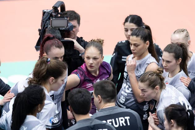 1. Volleyball Bundesliga Frauen Playoffs Viertelfinale: Schwarz-Weiss Erfurt vs. Allianz MTV Stuttgart; Erfurt; 25.03.2026 Lotte Goertz ( 4; Schwarz-Weiss Erfurt) (Bildmitte) und Mannschaft 1. Volleyball Bundesliga Frauen Playoffs Viertelfinale: Schwarz-Weiss Erfurt vs. Allianz MTV Stuttgart; Riethsporthalle Erfurt; 25.03.2026 Copyright: xBEAUTIFULxSPORTS Duehringx