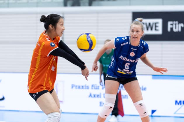 1. Volleyball Bundesliga Frauen Playoffs Viertelfinale: Schwarz-Weiss Erfurt vs. Allianz MTV Stuttgart; Erfurt; 25.03.2026 Yurika Bamba ( 4; Allianz MTV Stuttgart) am Ball und Antonia Stautz ( 6; Allianz MTV Stuttgart) (rechts) 1. Volleyball Bundesliga Frauen Playoffs Viertelfinale: Schwarz-Weiss Erfurt vs. Allianz MTV Stuttgart; Riethsporthalle Erfurt; 25.03.2026 Copyright: xBEAUTIFULxSPORTS Duehringx