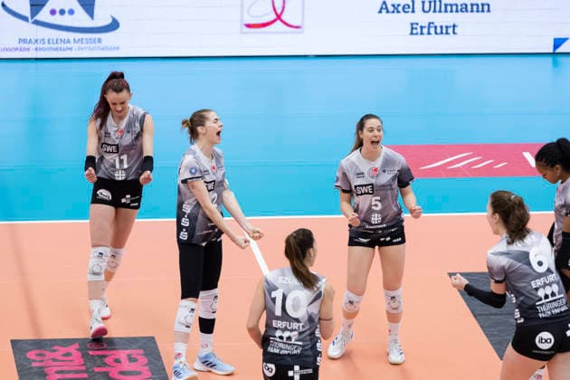 1. Volleyball Bundesliga Frauen Playoffs Viertelfinale: Schwarz-Weiss Erfurt vs. Allianz MTV Stuttgart; Erfurt; 25.03.2026 Jubel, von links, Isabel KovaÄiÄ‡ ( 11; Schwarz-Weiss Erfurt), Elizabeth Sandbothe ( 2; Schwarz-Weiss Erfurt), Kinga Szücs ( 10; Schwarz-Weiss Erfurt), Emilie Respaut ( 5; Schwarz-Weiss Erfurt), Lena Linke ( 6; Schwarz-Weiss Erfurt) und Alianza Darley ( 14; Schwarz-Weiss Erfurt) 1. Volleyball Bundesliga Frauen Playoffs Viertelfinale: Schwarz-Weiss Erfurt vs. Allianz MTV Stuttgart; Riethsporthalle Erfurt; 25.03.2026 Copyright: xBEAUTIFULxSPORTS Duehringx