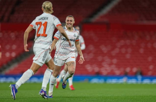 GBR, Manchester, Manchester United, ManU vs Bayern München, Women s Champions League, Fussball, UEFA, Spielzeit 2025 2026, Old Trafford, Viertelfinale, Hinspiel im Bild v.l.: im Bild: Pernille Harder (Bayern München 21) erzielt das 1:0, Tor, Freude, Jubel und Emotion, Georgia Stanway (Bayern München 31) DFB DFL REGULATIONS PROHIBIT ANY USE OF PHOTOGRAPHS AS IMAGE SEQUENCES AND OR QUASI-VIDEO, 25.03.2026 Copyright: HMBxMedia HendrikxHamelau