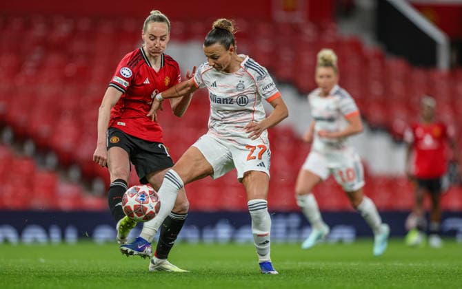 GBR, Manchester, Manchester United, ManU vs Bayern München, Women s Champions League, Fussball, UEFA, Spielzeit 2025 2026, Old Trafford, Viertelfinale, Hinspiel im Bild v.l.: Millie Turner (Manchester United Frauen 21), Arianna Caruso (Bayern München 27) DFB DFL REGULATIONS PROHIBIT ANY USE OF PHOTOGRAPHS AS IMAGE SEQUENCES AND OR QUASI-VIDEO, 25.03.2026 Copyright: HMBxMedia HendrikxHamelau